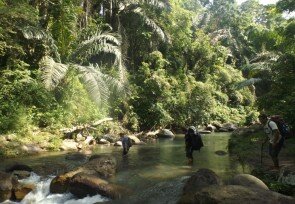 Manembonembo_river_crossing.jpg
